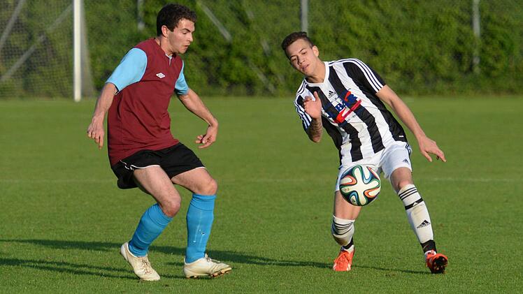 Dominik Soballa (Glashütten/links) gegen David Geter vom FC Schwarzach.