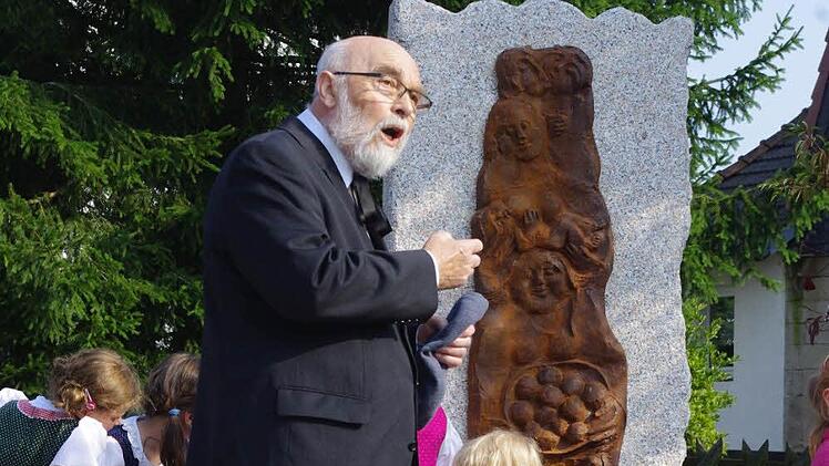 Heinrich Schreiber erläutert sein Kunstwerk. Foto: Heike Schülein