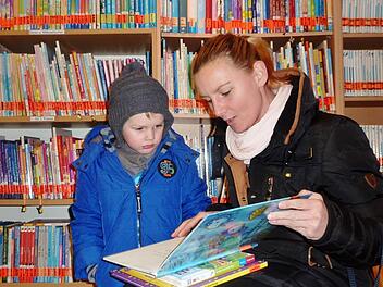 Der kleine Maximilian Falkenberg besucht regelmäßig mit seiner Mama die Pfarrbücherei Aschach. Foto: Sigismund von Dobschütz