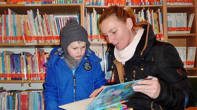 Der kleine Maximilian Falkenberg besucht regelmäßig mit seiner Mama die Pfarrbücherei Aschach. Foto: Sigismund von Dobschütz