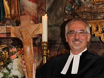 Pfarrer Christian Pohl hat zum Einführungsgottesdienst eine Jesusfigur aus seiner früheren Wirkungsstätte in Tansania mitgebracht. Foto: Katharina Müller-Sanke
