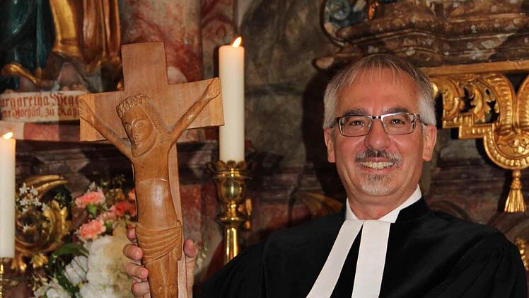 Pfarrer Christian Pohl hat zum Einführungsgottesdienst eine Jesusfigur aus seiner früheren Wirkungsstätte in Tansania mitgebracht. Foto: Katharina Müller-Sanke