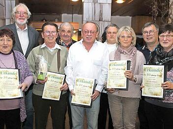 Der Verein Natur und Freizeit zeichnete treue Mitglieder aus. Unser Bild zeigt (von links): Christa Korneli, Zweiten Bürgermeister Veit Pöhlmann, Edgar Buberl, Martin Fischer, Bernd Wernlein, Zweite Vorsitzende Birgit Müller, Gisela Kern, Vorsitzenden Gerhard Buberl und Ursula Ebner.  Fotos: Sonja Adam