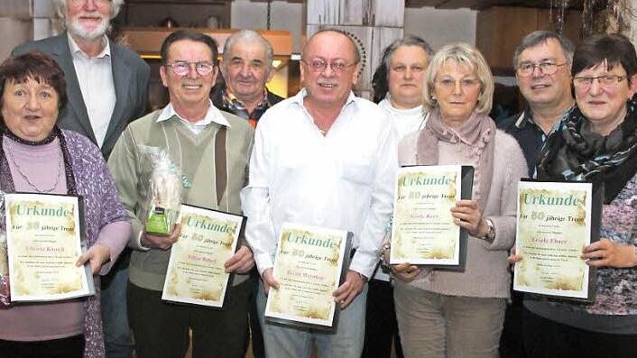 Der Verein Natur und Freizeit zeichnete treue Mitglieder aus. Unser Bild zeigt (von links): Christa Korneli, Zweiten Bürgermeister Veit Pöhlmann, Edgar Buberl, Martin Fischer, Bernd Wernlein, Zweite Vorsitzende Birgit Müller, Gisela Kern, Vorsitzenden Gerhard Buberl und Ursula Ebner.  Fotos: Sonja Adam