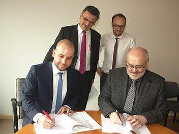 Vertragsunterzeichnung zwischen Gemeinde und Telekom. Auf unserem Foto Bürgermeister Franz Kuhn (rechts) und Telekom-Kommunalbeauftragter Michael Gstädtner, stehend Projektleiter Klaus Markert (links) und Marco Rost, Sachbearbeiter der Gemeinde. Foto: Stefan Geiger