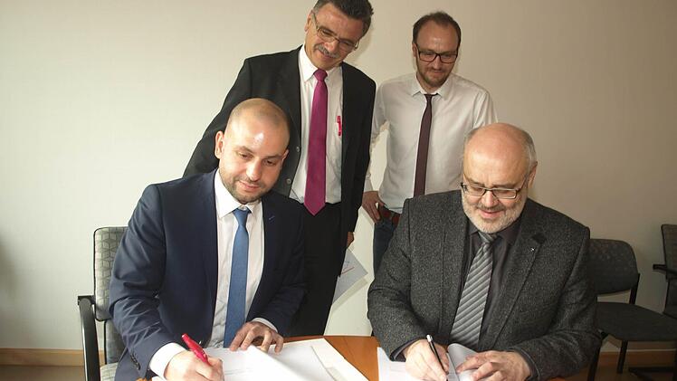 Vertragsunterzeichnung zwischen Gemeinde und Telekom. Auf unserem Foto Bürgermeister Franz Kuhn (rechts) und Telekom-Kommunalbeauftragter Michael Gstädtner, stehend Projektleiter Klaus Markert (links) und Marco Rost, Sachbearbeiter der Gemeinde. Foto: Stefan Geiger