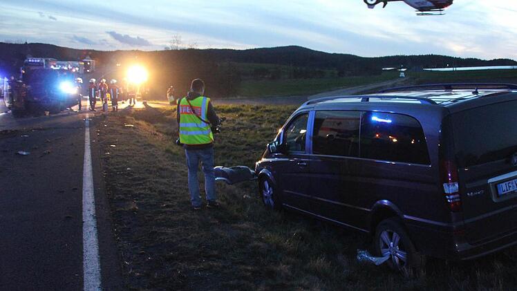 Über dem Mercedes-Bus flog der Rettungshubschrauber davon.Foto: ralf Kestel