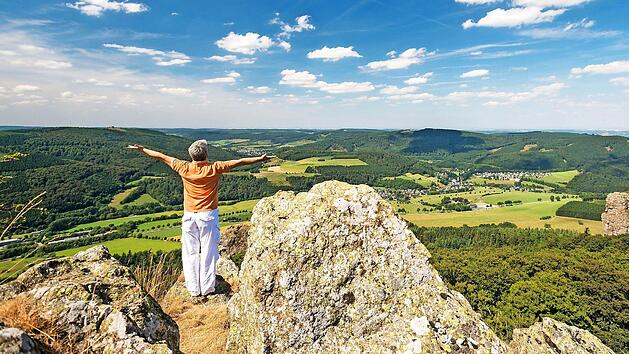 Zu den reizvollen Themenrouten zählt der Kneippweg in Olsberg mit seinen 39 Kilometern und den sechs natürlichen Wassertretstellen in Quellen und Bächen. Foto: djd/Tourismus Brilon Olsberg