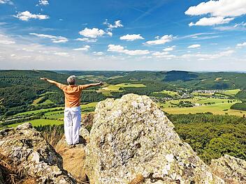 Zu den reizvollen Themenrouten zählt der Kneippweg in Olsberg mit seinen 39 Kilometern und den sechs natürlichen Wassertretstellen in Quellen und Bächen. Foto: djd/Tourismus Brilon Olsberg