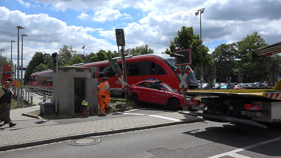 Auto fährt in Roth trotz Warnzeichen auf Gleise und wird von Zug erfasst