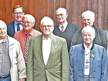 Für den DGB gratulierte Matthias Eckardt (rechts) für die EVG-Geschäftsstelle Stephan Kosse (links) im Rahmen der Jahresehrung den für langjährige Mitarbeit in der Eisenbahn- und Verkehrsgewerkschaft ausgezeichneten Mitgliedern. Foto: Klaus Oelzner