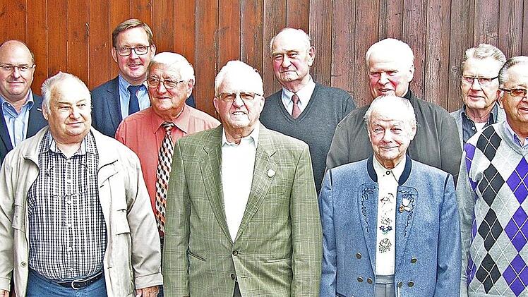 Für den DGB gratulierte Matthias Eckardt (rechts) für die EVG-Geschäftsstelle Stephan Kosse (links) im Rahmen der Jahresehrung den für langjährige Mitarbeit in der Eisenbahn- und Verkehrsgewerkschaft ausgezeichneten Mitgliedern. Foto: Klaus Oelzner