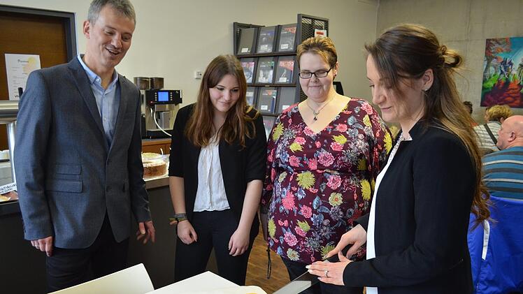 Bernd Riehlein und Jasmin Reinhardt schauen gespannt zu, wie Roswitha Wiegandt den selbstgebackenen Kuchen von Kerstin Schulze (Dritte von links) anschneidet.Larissa Händel
