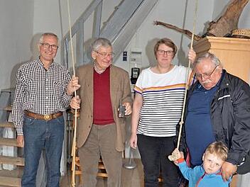 Filips J. Callens (2. v. l.) bringt per Knopfdruck die Glocken zum Läuten. Mit im Bild von links Volker Wündisc, Verena Callens, Heinz Martin mit Enkel Hannes, der, wenn mal der Strom ausfallen sollte, für Opa Heinz das Seilziehen zum Glockenläuten übernehmen wird. Foto: K.- H. Hofmann