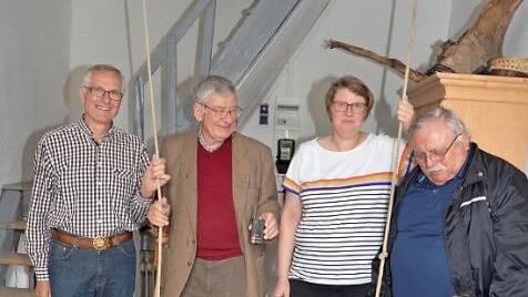 Filips J. Callens (2. v. l.) bringt per Knopfdruck die Glocken zum Läuten. Mit im Bild von links Volker Wündisc, Verena Callens, Heinz Martin mit Enkel Hannes, der, wenn mal der Strom ausfallen sollte, für Opa Heinz das Seilziehen zum Glockenläuten übernehmen wird. Foto: K.- H. Hofmann
