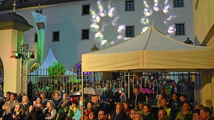 Eine fröhliche Stimmung in einer angenehmen Atmosphäre verspricht die Veranstaltungsreihe "abend.licht" vom 28. bis 30. Juni auf dem Platz vor der Stadthalle und im Rathausinnenhof