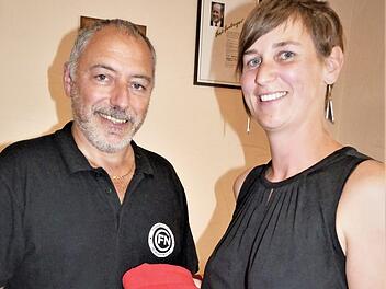 Sandra Schmidt übergab an Spieler und Funktionäre ein Badetuch der Gemeinde, links Vorsitzender Dieter Mühlbauer. Foto: Reißaus