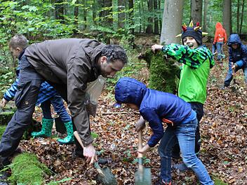Bevor die Tannen ausgesät werden, müssen die Kinder Saatrinnen ziehen.    Foto: Evi Seeger