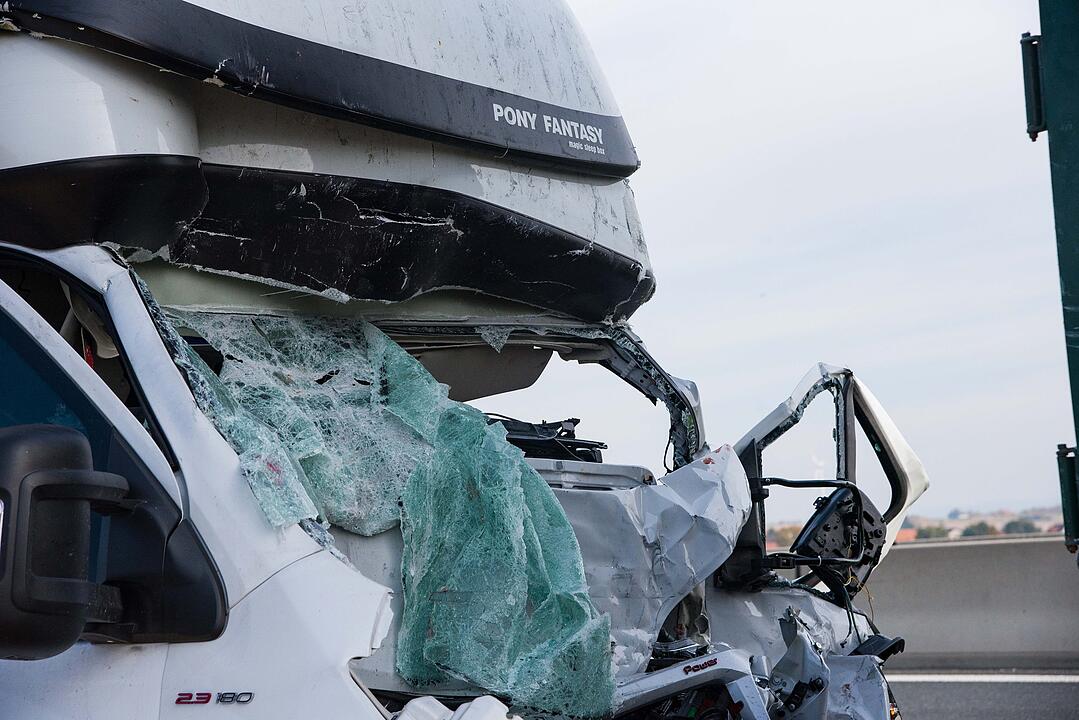 Tödlicher Unfall auf der A3: Stauende übersehen - Kleinlaster prallt mit voller Wucht auf Lkw