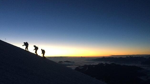In der Nacht haben die Bergfreunde ihren Aufstieg Elbrus (5642 Meter), den höchsten Berg Europas und Russlands überstiegen begonnen. Sie wurden mit einem traumhaften Sonnenaufgang belohnt. Foto: Jürgen Nimec
