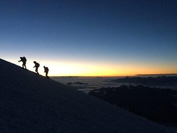 In der Nacht haben die Bergfreunde ihren Aufstieg Elbrus (5642 Meter), den höchsten Berg Europas und Russlands überstiegen begonnen. Sie wurden mit einem traumhaften Sonnenaufgang belohnt. Foto: Jürgen Nimec