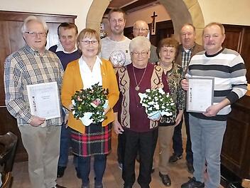 Ehrungen standen im Mittelpunkt der Hauptversammlung des Obst- und Gartenbauvereins Kupferberg im Gasthof Schiffauer. Unser Bild zeigt (von links) Harald Michel, Waldemar Hebda, Irmgard Holhut, Maik Becker, Lotta Schramm, Vorsitzenden Gerhard Schicker, Anna Michel, Bürgermeister Alfred Kolenda und Otmar Stocker.  Foto: Klaus-Peter Wulf