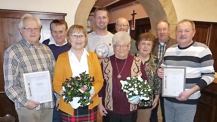 Ehrungen standen im Mittelpunkt der Hauptversammlung des Obst- und Gartenbauvereins Kupferberg im Gasthof Schiffauer. Unser Bild zeigt (von links) Harald Michel, Waldemar Hebda, Irmgard Holhut, Maik Becker, Lotta Schramm, Vorsitzenden Gerhard Schicker, Anna Michel, Bürgermeister Alfred Kolenda und Otmar Stocker.  Foto: Klaus-Peter Wulf