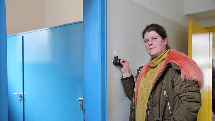 Schulleiterin Katharina Schöberl zeigt, wie dringend die Sanierung ist. Foto: Archiv/Ulrike Müller