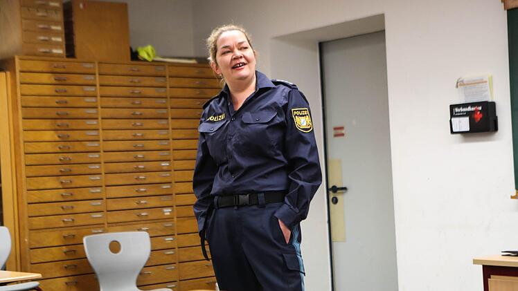 Starker Auftritt: In der Rolle der Polizistin Hannah Stein  betreibt Friedericke Pasch Aufklärungsarbeit im Klassenzeit - Aufklärungsarbeit zum Thema Mobbing einer Mitschülerin im Internet.Foto: Henning Rosenbusch