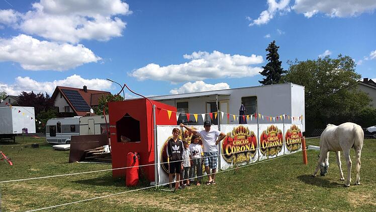 Papa Schmitt und seine Kinder zusammen mit Araberhengst RamsesFoto: Anette Schreiber
