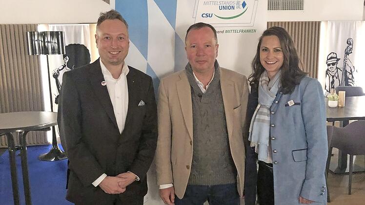 Robert Pfeffer (li.), Vorsitzender der MU Mittelfranken, Markus Krall (Mitte) , Juliane Ried (re.), Bezirkssprecherin der WerteUnion Oberpfalz Foto: Alexander Ried