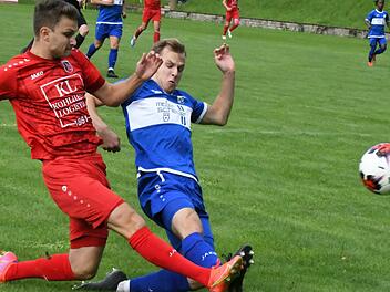 Viel Kampf und wenig Klasse erlebten die Zuschauer beim Spiel des FC Fuchsstadt gegen Kleinrinderfeld. Im Bild FC-Doppeltorsch&uuml;tze Dominik Halbig (links) gegen TSV-Abwehrspieler Maximilian Reinders. Foto: Hopf