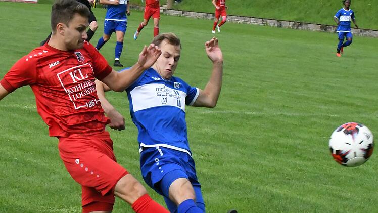 Viel Kampf und wenig Klasse erlebten die Zuschauer beim Spiel des FC Fuchsstadt gegen Kleinrinderfeld. Im Bild FC-Doppeltorschütze Dominik Halbig (links) gegen TSV-Abwehrspieler Maximilian Reinders. Foto: Hopf