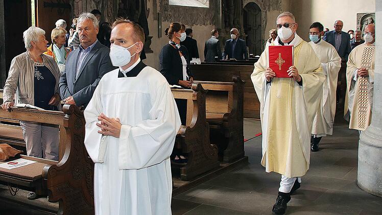 Die Primiz von Pater Christian Rentsch OSA begann mit dem Einzug der  Geistlichkeit in die Pfarrkirche Sankt Maria Magdalena. Foto: Dieter Britz