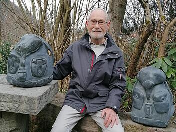Gerwin Kellermann zeigt die beiden Rucksack-Skulpturen aus Basalt zu dem Projekt "DenkOrtDeportation" in Riedenberg. Foto: Evelyn Schneider