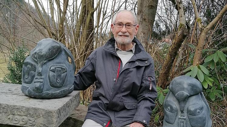 Gerwin Kellermann zeigt die beiden Rucksack-Skulpturen aus Basalt zu dem Projekt "DenkOrtDeportation" in Riedenberg. Foto: Evelyn Schneider