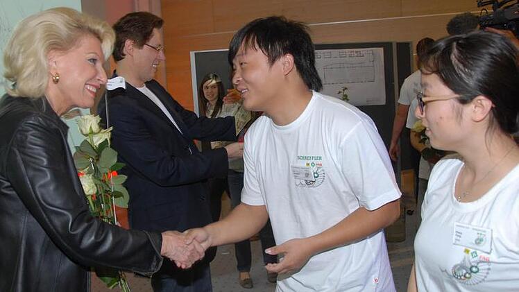 Von den Azubis gab's Rosen und Geschenke für Maria-Elisabeth Schaeffler und Sohn Georg. Den weitesten Anreiseweg hatten die Gäste aus China.