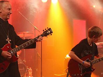 Sichtlich Spaß machte Abtprimas Notker Wolf der Auftritt mit Supertalent-Gewinner Simon Porzelt (elf Jahre): Gemeinsam spielten die beiden "Highway to hell" von AC/DC auf dem Diözesanen Jugendfestival in St. Ottilien. Foto: Sonja Adam