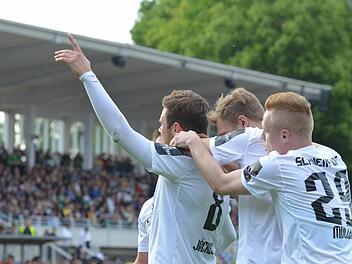 Daumen nach oben: Auch gegen Rosenheim wollen die Schweinfurter Grund zum Jubeln haben. Auf unserem Bild aus dem Rückspiel gegen den TSV Aubstadt feiern (von links) Tom Jäckel, Bastian Lunz und Marino Müller. Foto: Marion Wetterich