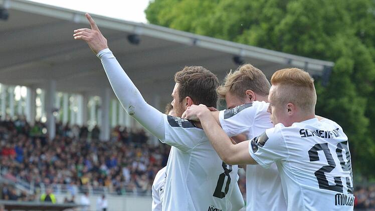 Daumen nach oben: Auch gegen Rosenheim wollen die Schweinfurter Grund zum Jubeln haben. Auf unserem Bild aus dem Rückspiel gegen den TSV Aubstadt feiern (von links) Tom Jäckel, Bastian Lunz und Marino Müller. Foto: Marion Wetterich