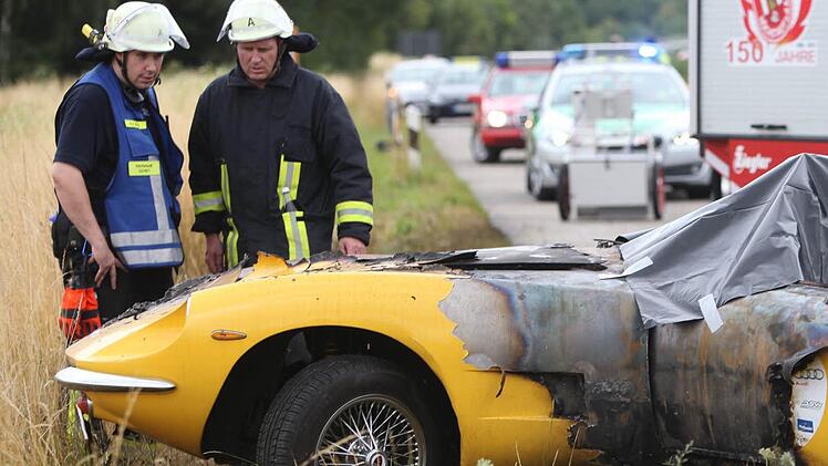 Auf der A3, Höhe Pommersfelden, sind bei einem schweren Autounfall zwei Menschen gestorben. Sie sind in ihrem brennenden Fahrzeug, einem italienischen Sportwagen, ums Leben gekommen. Foto: News5/Fuchs