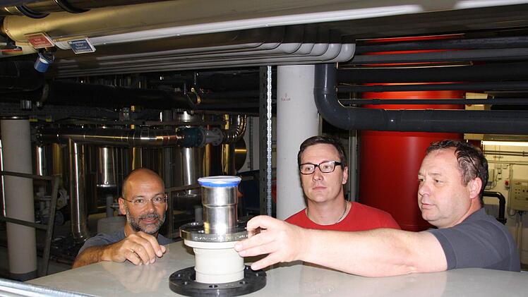 Mit Hochdruck wird im Keller der KissSalis an der Vorbereitung für Moor-Behandlungen gearbeitet. Hier sprechen sich (von links) Giacomo Soranno und Matthias Wehner mit Haustechniker Stefan Kamm ab.