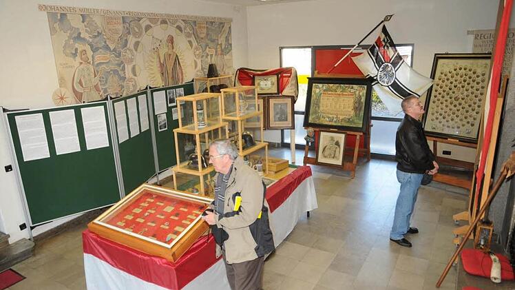 Die alte riesige Kriegschronik sowie ein Bild aus dem Jahre 1893 des Kriegervereins Königsberg, umrahmt von einer Original Reichskriegsflagge, waren unter anderem ein Blickfang für alle Besucher der Ausstellung.  Foto: Gerold Snater