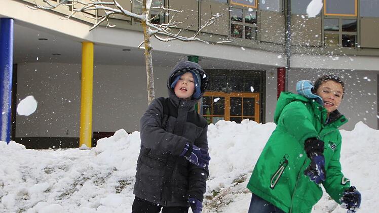 Trotzdem in der Schule: Kevin (9) und Travis (9) toben im Schnee vor der Grundschule Bad Brückenau. Foto: Ulrike Müller