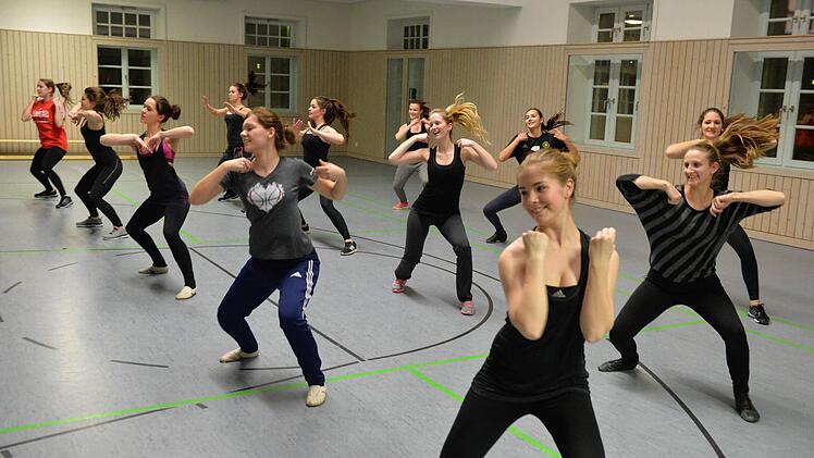Das Brose Baskets Dance Team tritt pro Heimspiel bis zu neun Mal auf. Foto: Ronald Rinkelf