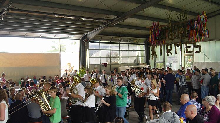 Einzug in die Festhalle, Bloomusik und Bloopaare. Foto: Brigitta Kempe-Wolf