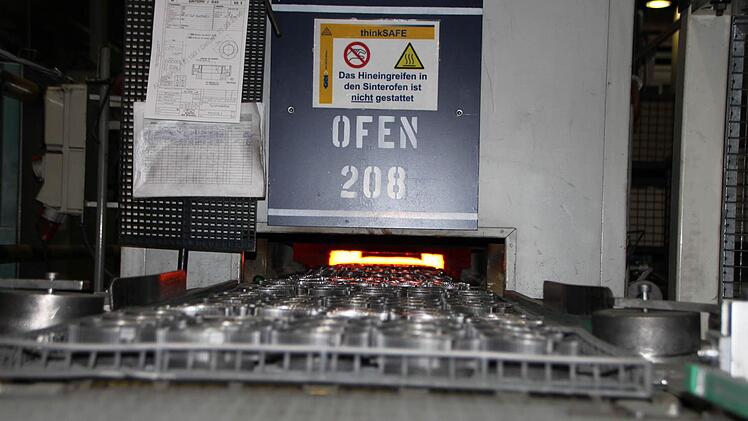 Ab in den Ofen: Nachdem das Metallpulver gepresst wurde, wird es im so genannten Sinterofen bei 1120 Grad gebacken. Foto: Ulrike Müller