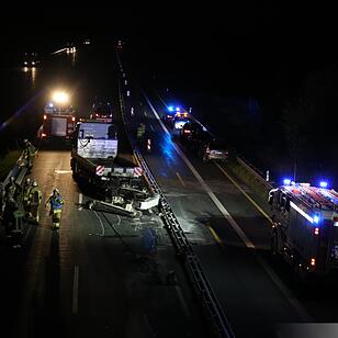 Lkw bleibt mit Kran-Aufbau an Autobahnbrücke hängen