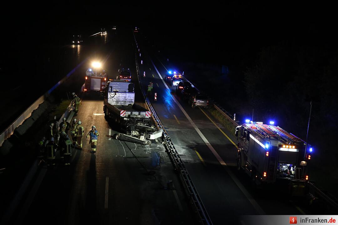 Lkw bleibt mit Kran-Aufbau an Autobahnbrücke hängen