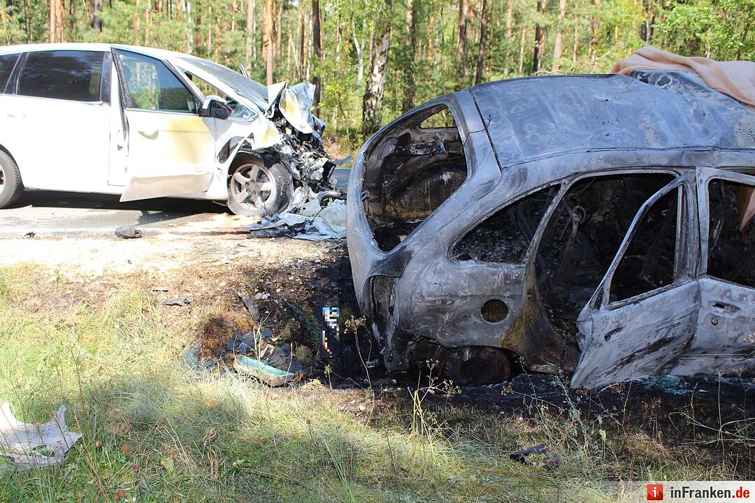 Frontalcrash fordert zwei Tote - Auto geht in Flammen auf